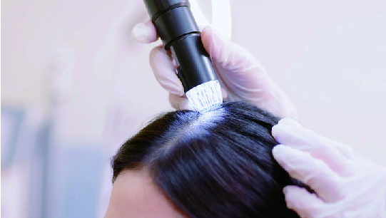 [頭皮按摩與深層護理的特寫]